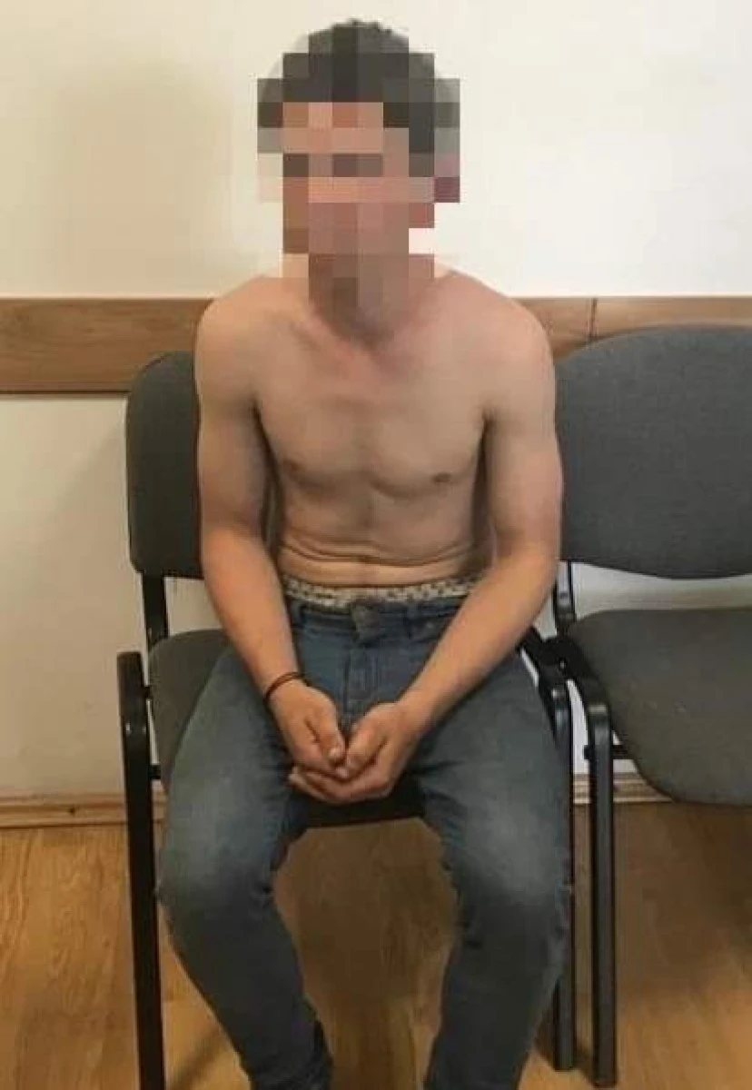 Un tânăr drogat, desculț și la bustul gol a făcut scandal în centrul Aradului și a agresat mai multe minore