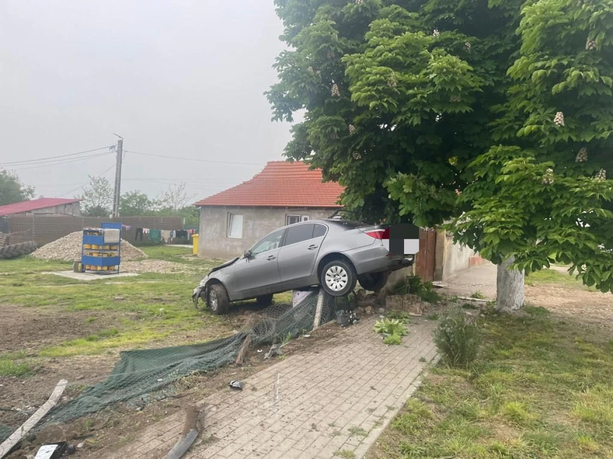 Un tânăr drogat și băut a trecut cu mașina printr-un gard, la Șeitin. Șoferul a fost reținut de polițiști