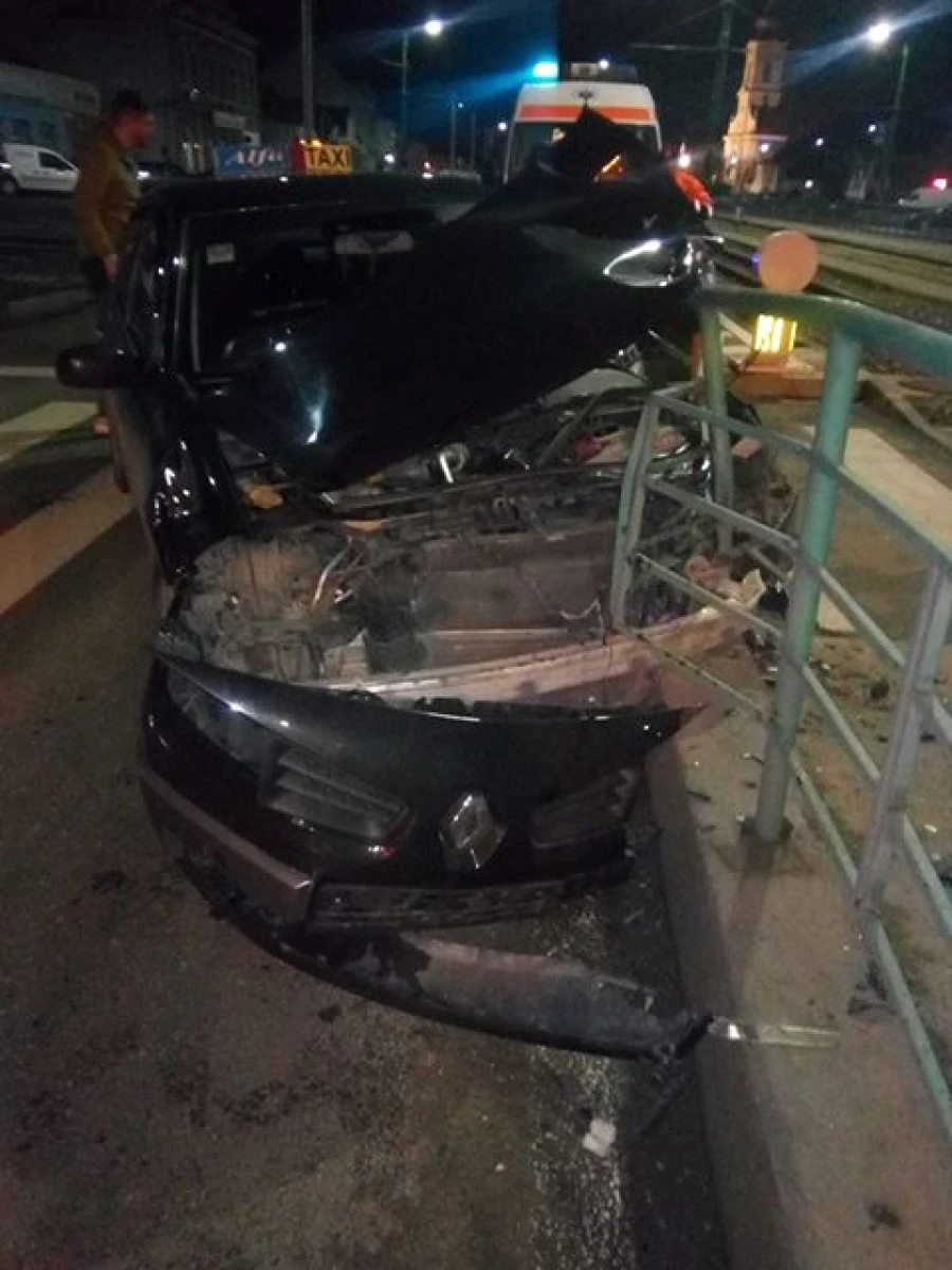 Un taximetrist a intrat cu maşina într-o staţie de tramvai din Aradul Nou