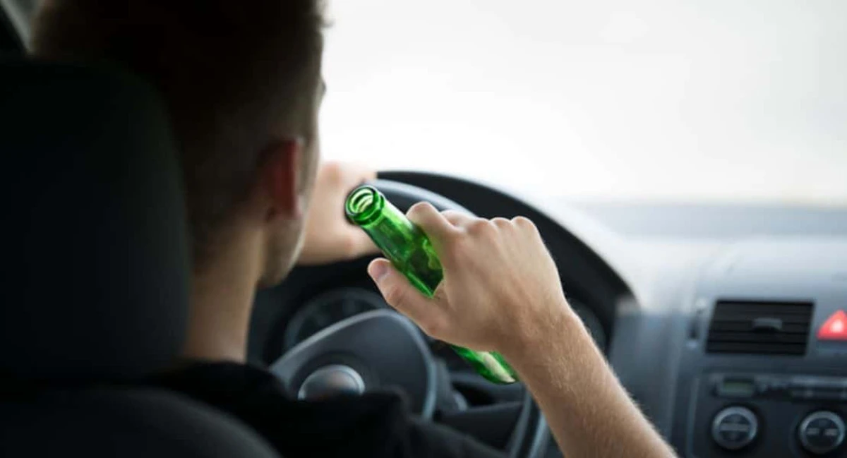 Un timișorean, beat la volan, a ajuns cu mașina în șanț pe drumul Arad - Deva
