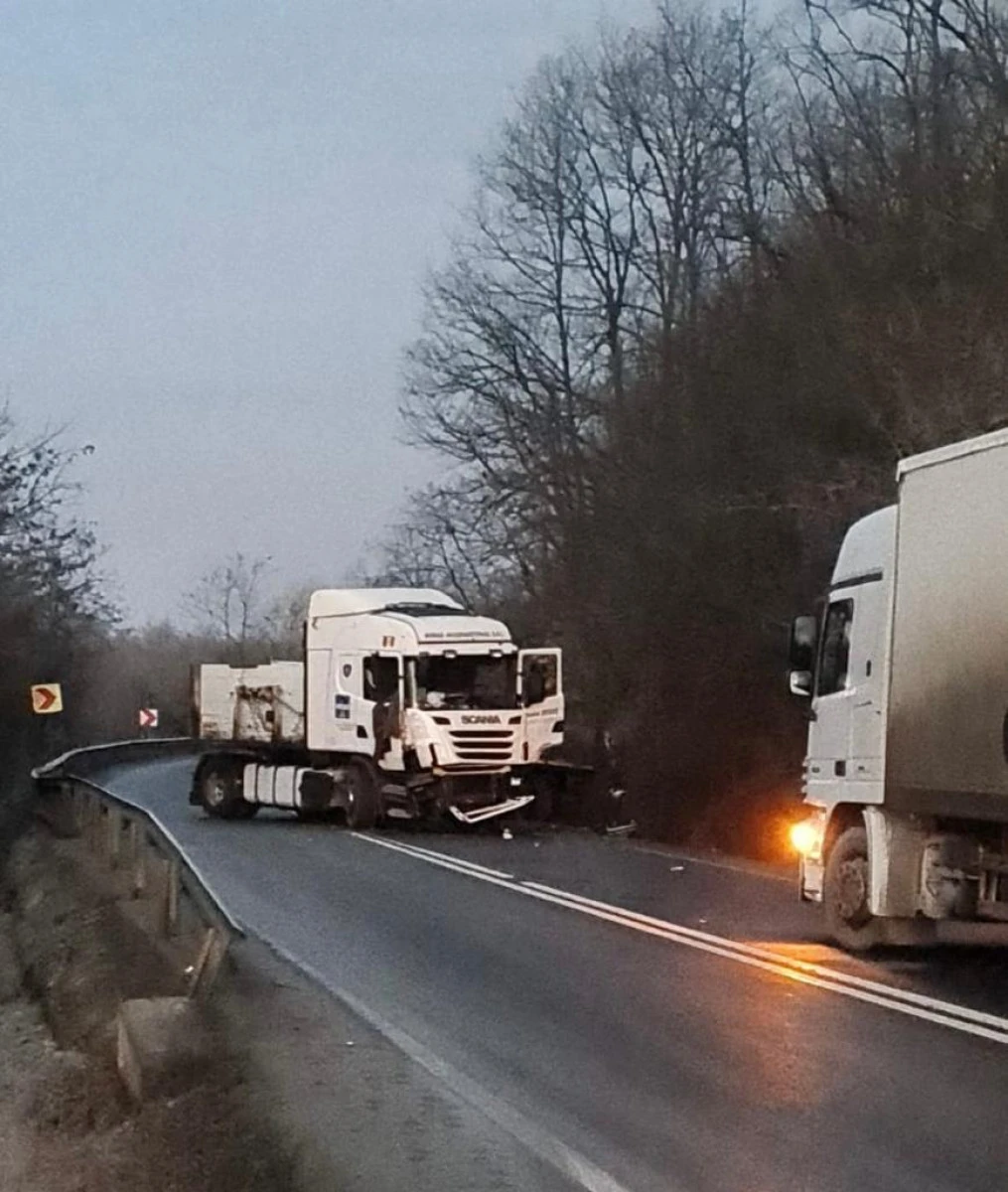 Un TIR a derapat pe DN7, circulația fiind blocată de la ora 05.00