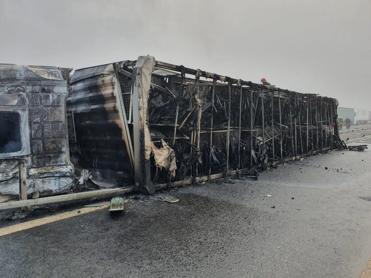 Un TIR a luat foc pe autostrada Arad-Nădlac. Traficul a fost blocat pe ambele sensuri, mai bine de o oră