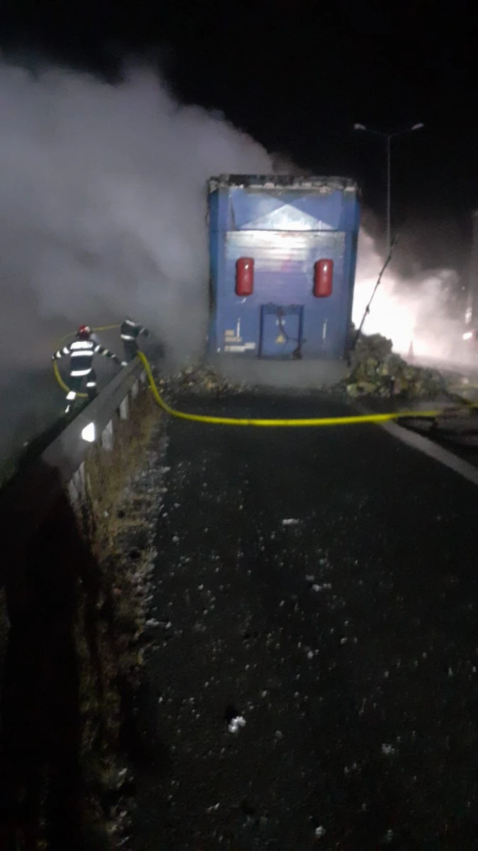 Un TIR cu remorcă a ars aproape în totalitate, pe autostrada Arad-Nădlac