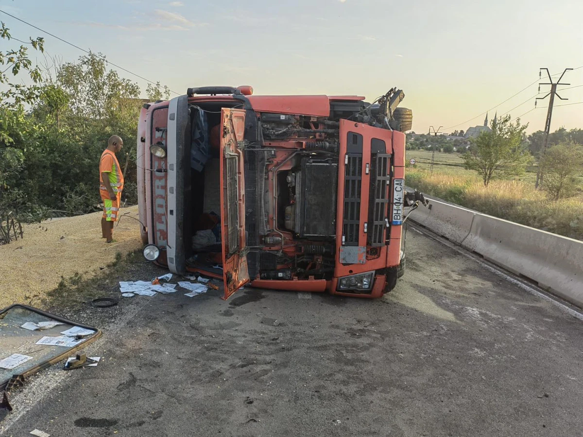 Un TIR încărcat cu cereale s-a răsturnat între Vinga și Orțișoara