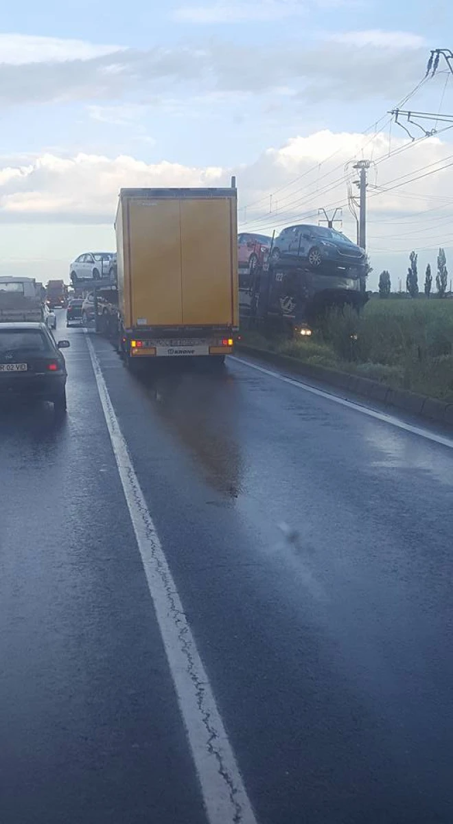 Un TIR încărcat cu maşini a ajuns pe liniile de tramvai, la Vladimirescu