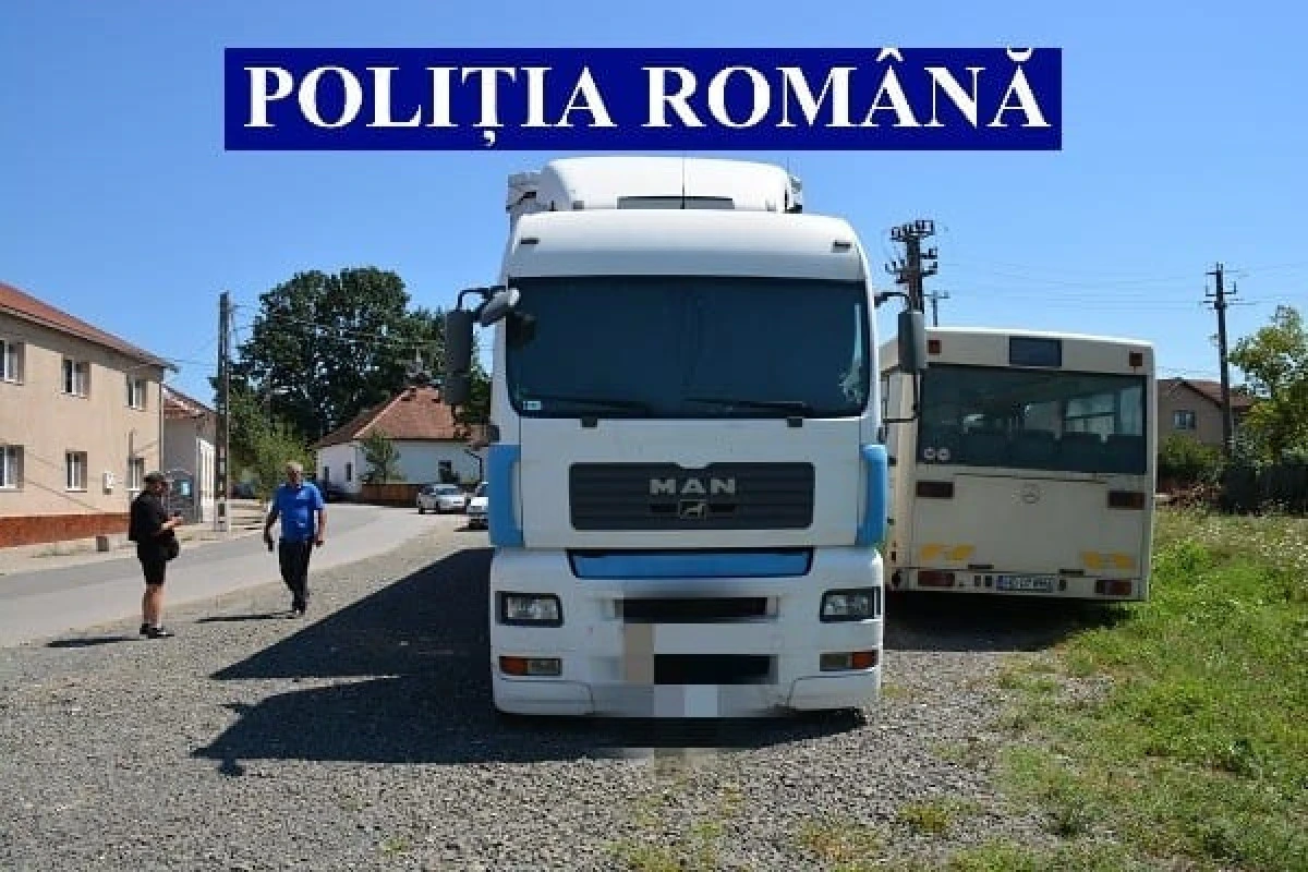 Un TIR înmatriculat în Ungaria, plin cu ţigări, găsit abandonat la Hălmagiu. Percheziții la mai multe persoane din județ