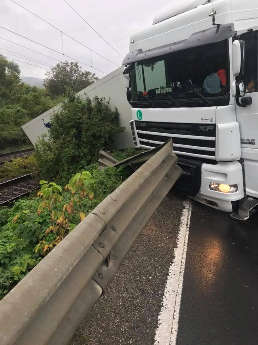 Un TIR plin de carne a derapat pe calea ferată Arad- Bătuţa
