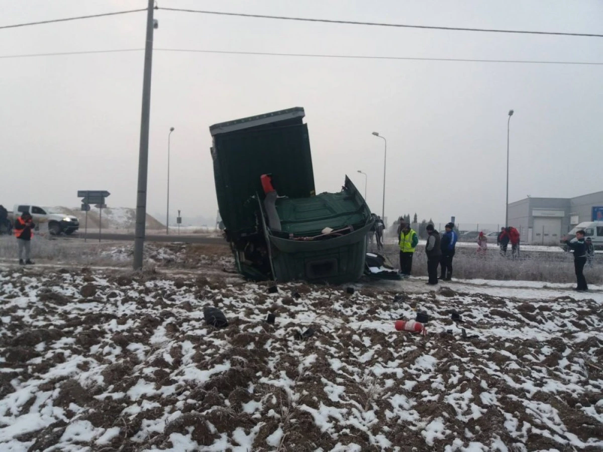 Un TIR s-a răsturnat în şanţ, pe drumul Ineu-Bocsig