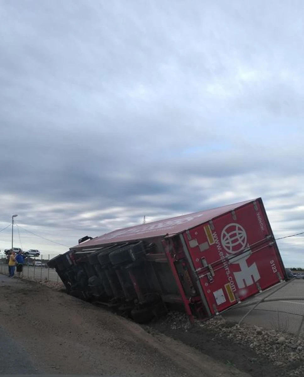 Un TIR s-a răsturnat într-o curbă din Curtici