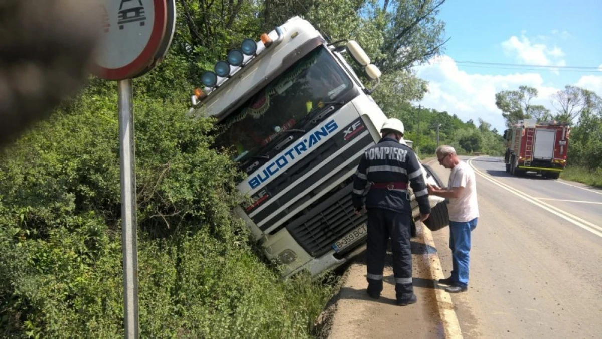 Un TIR s-a răsturnat pe DN7. Au existat scurgeri de combustibil