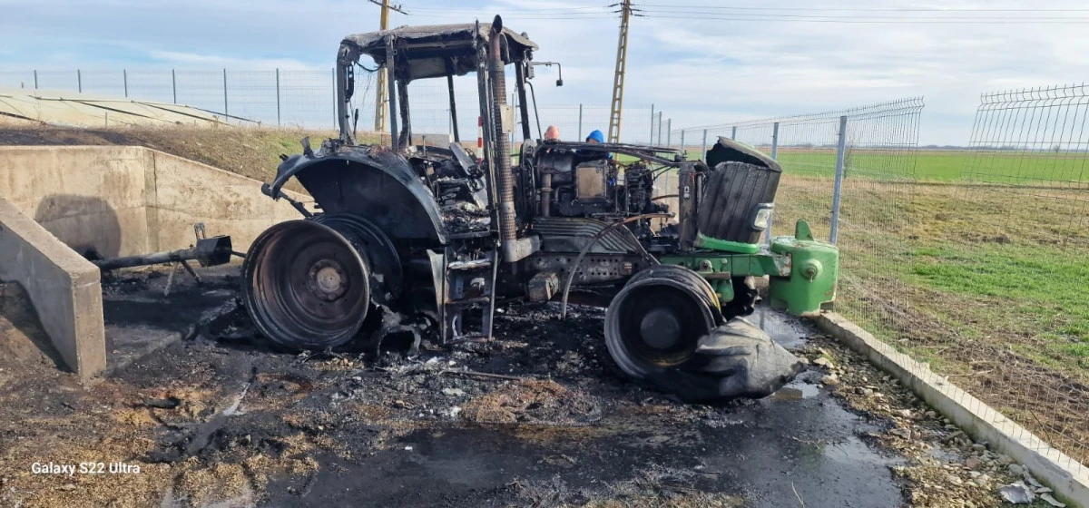 Un tractor s-a făcut scrum, la Turnu