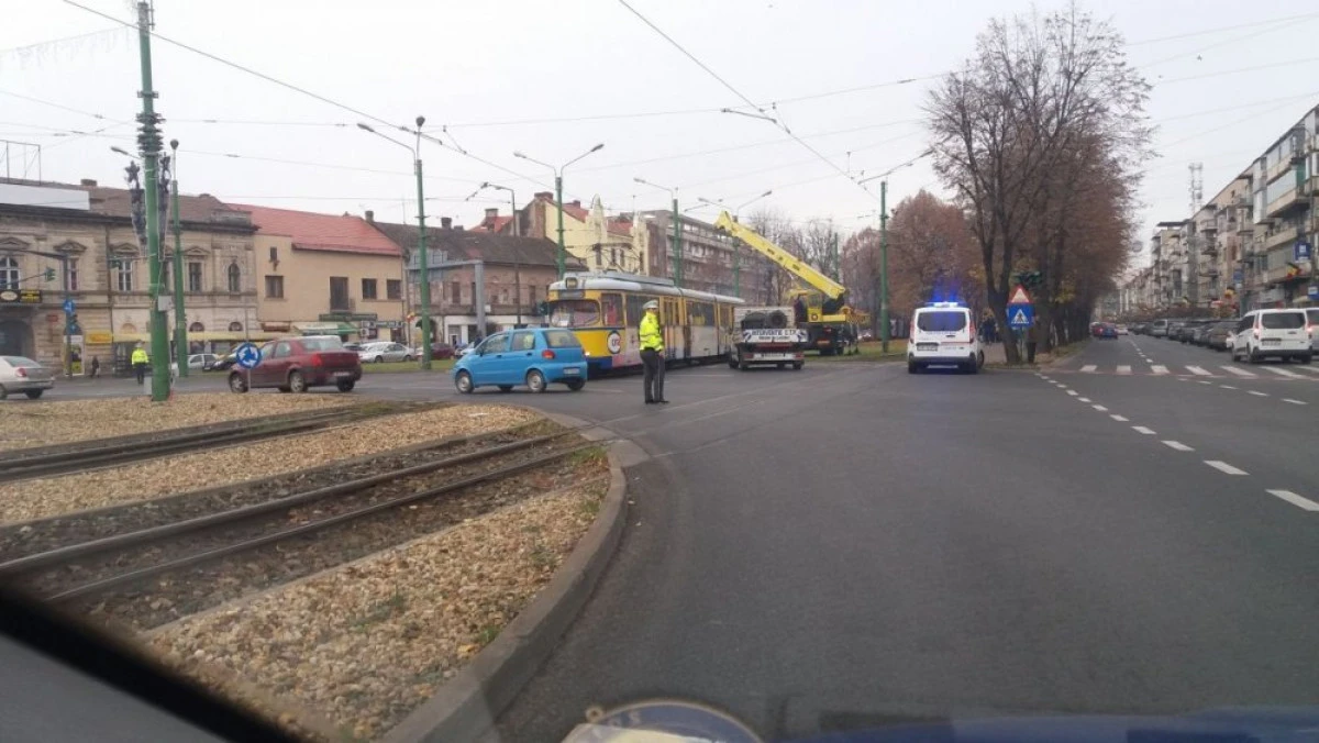 Un tramvai a deraiat în intersecţia de la Podgoria