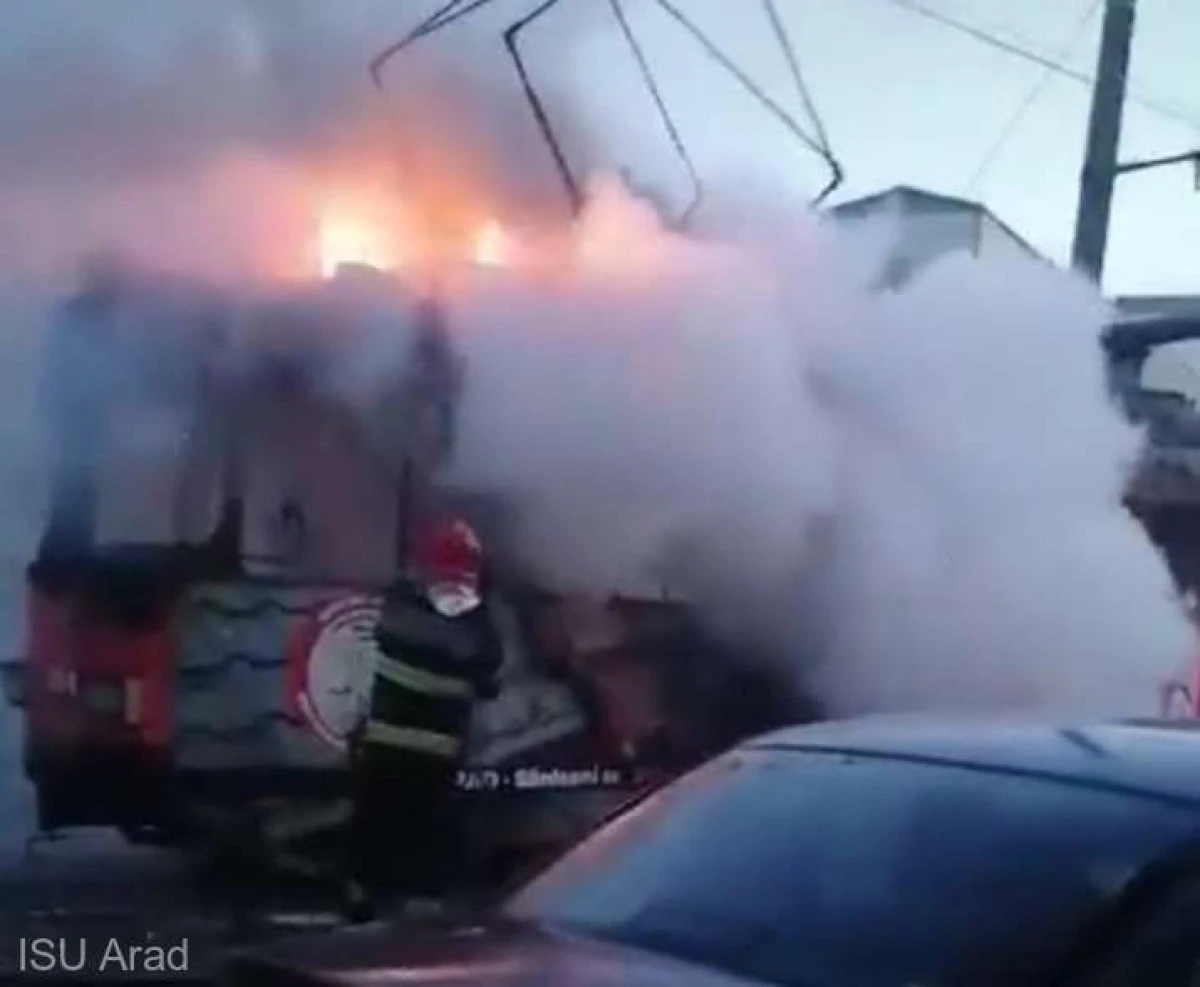 Un tramvai a luat foc în trafic, în această dimineață