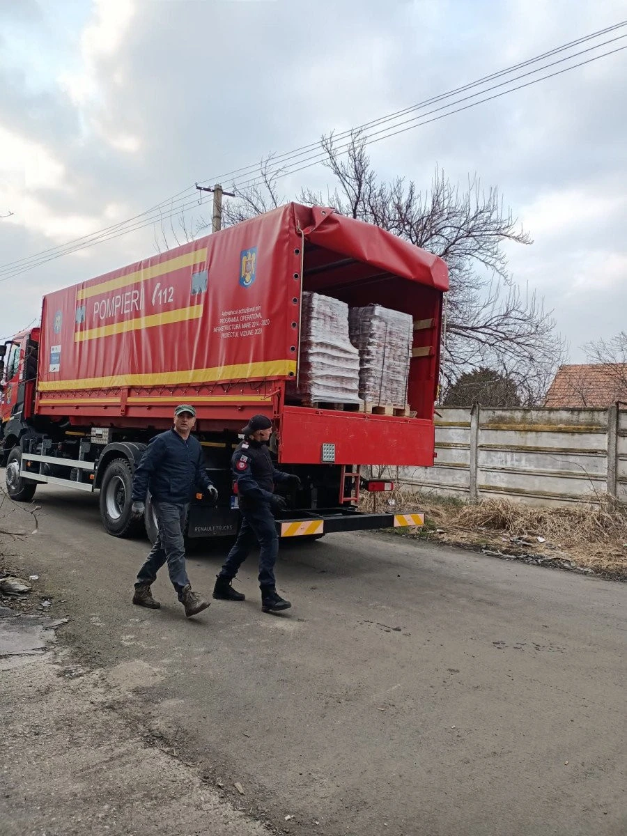 Un transport de ajutoare umanitare a plecat astăzi din Arad, spre Vama Siret
