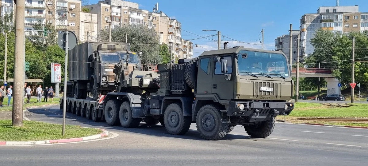 Un transport militar "a reușit" să rupă rețeaua electrică a tramvaielor, în Arad