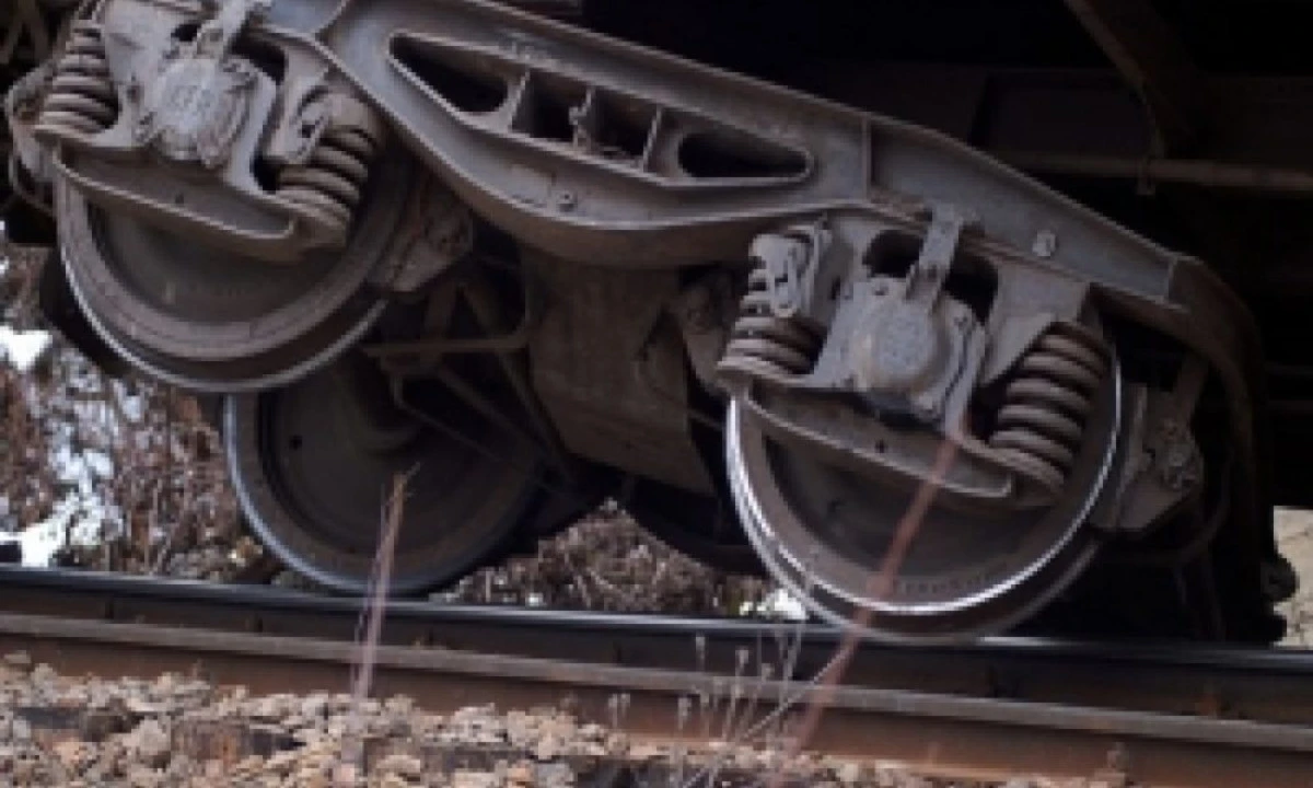Un tren cu cinci vagoane a deraiat în vestul țării