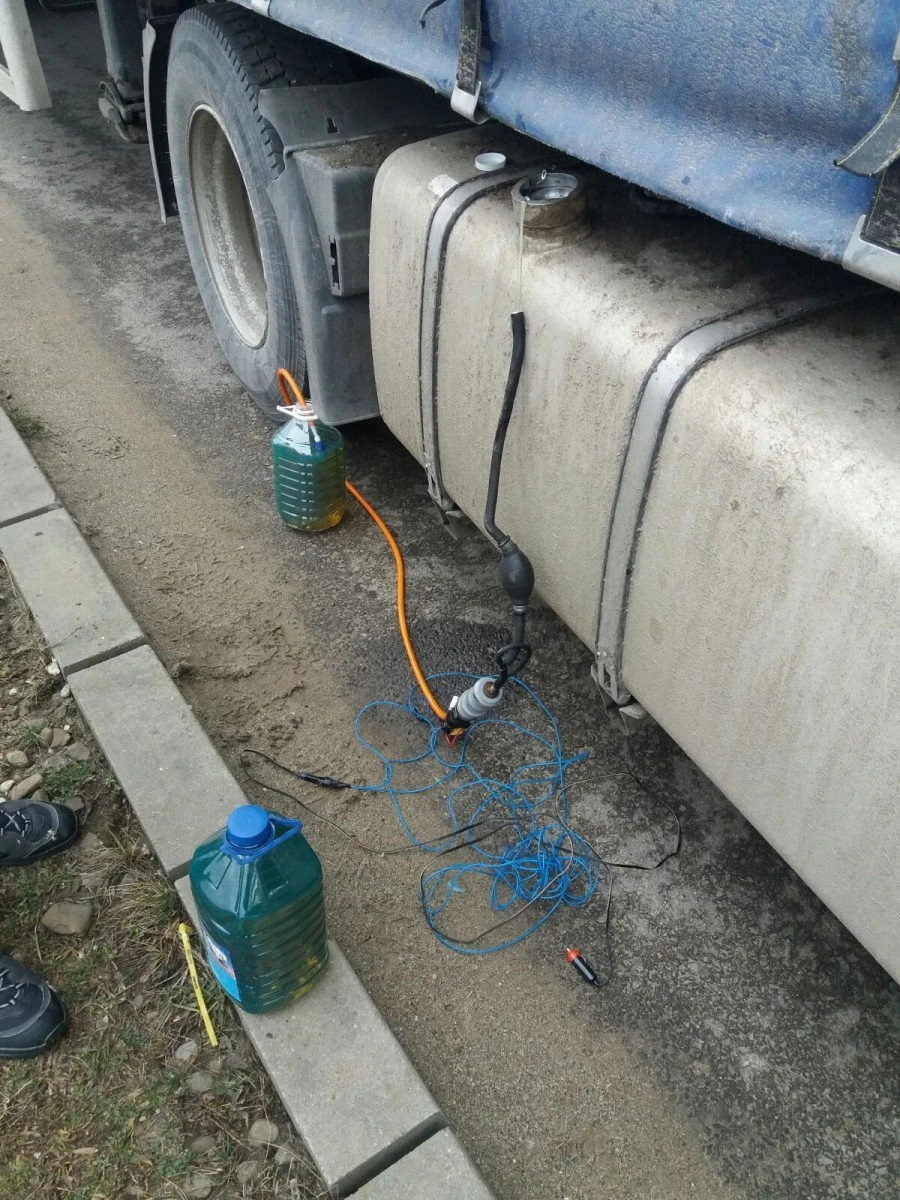 Un ucrainean a furat 220 de litri de motorină dintr-un TIR, în Sebiș