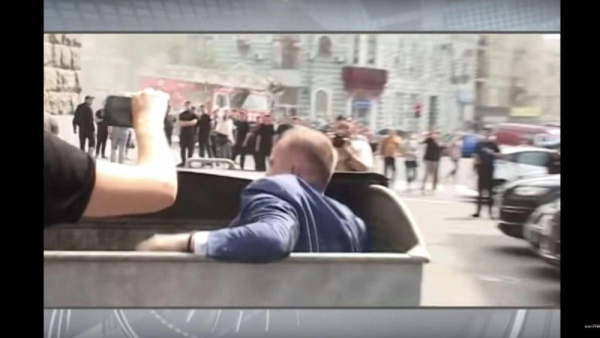 Un viceprimar, aruncat la gunoi de protestatari