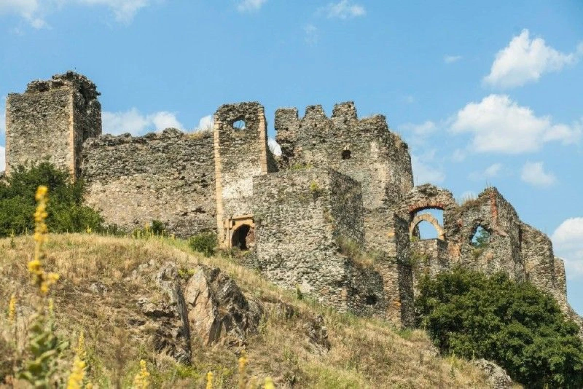 Un zid al Cetăţii Şoimoş s-a prăbuşit. Vizitatorii sunt sfătuiţi să fie prudenţi