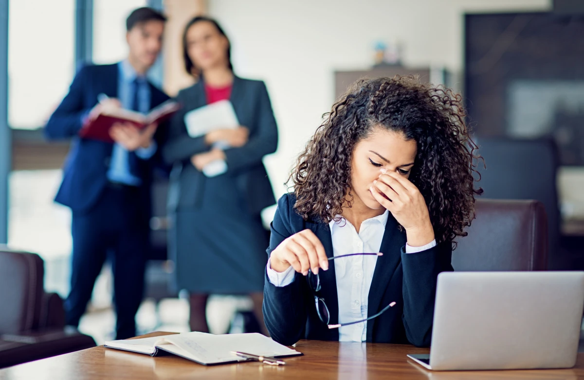Una din trei mame s-a simțit discriminată la locul de muncă. 40% ascund problemele legate de copii