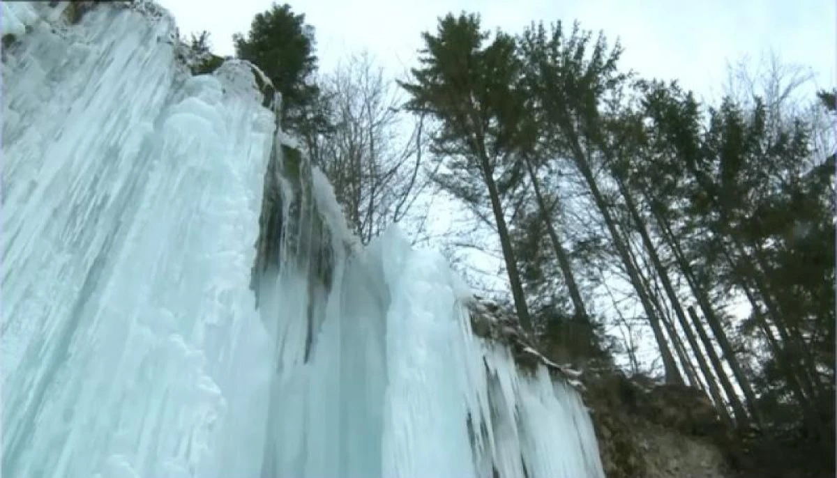 Una dintre cele mai spectaculoase cascade din țară a înghețat