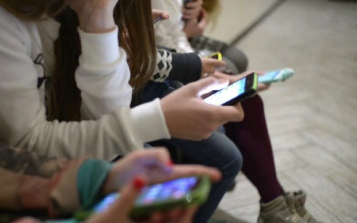 Unde poate duce dependența de telefoane mobile