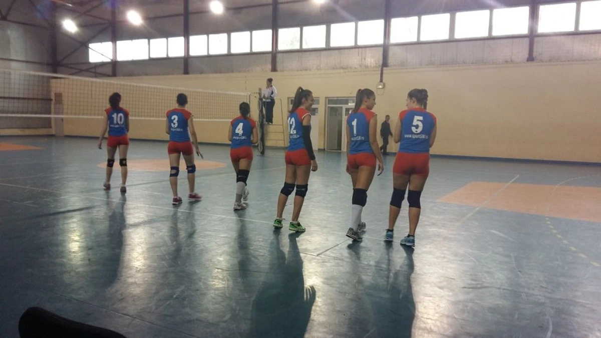 UNDE SUNT BANII ? PRO VOLEI A PRIMIT DE LA PRIMĂRIE 220.000 DE LEI, IAR FETELE JOACĂ ÎN ECHIPAMENTE DE ACUM 8 ANI