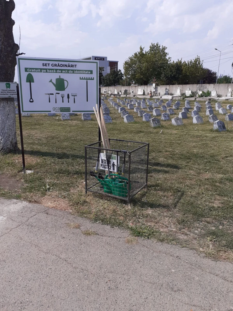Unelte puse la dispoziție gratuit arădenilor pentru îngrijirea mormintelor