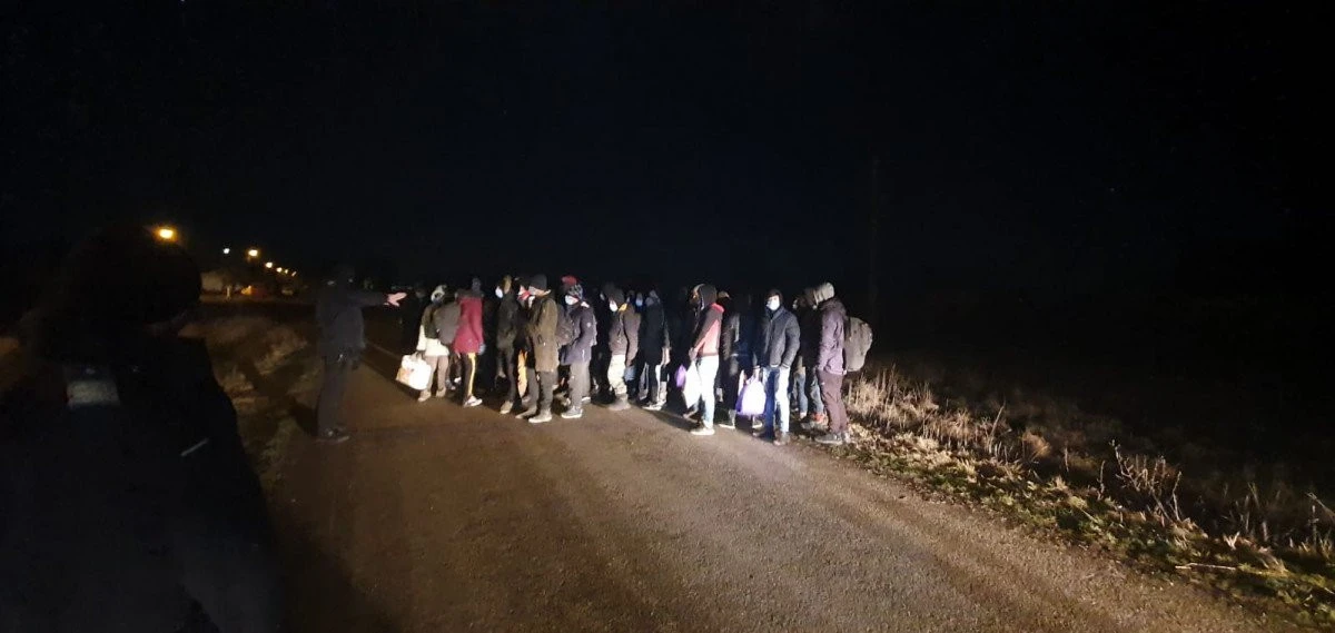 Unsprezece afgani au încercat să treacă ilegal frontiera în Ungaria, ascunși în două automarfare