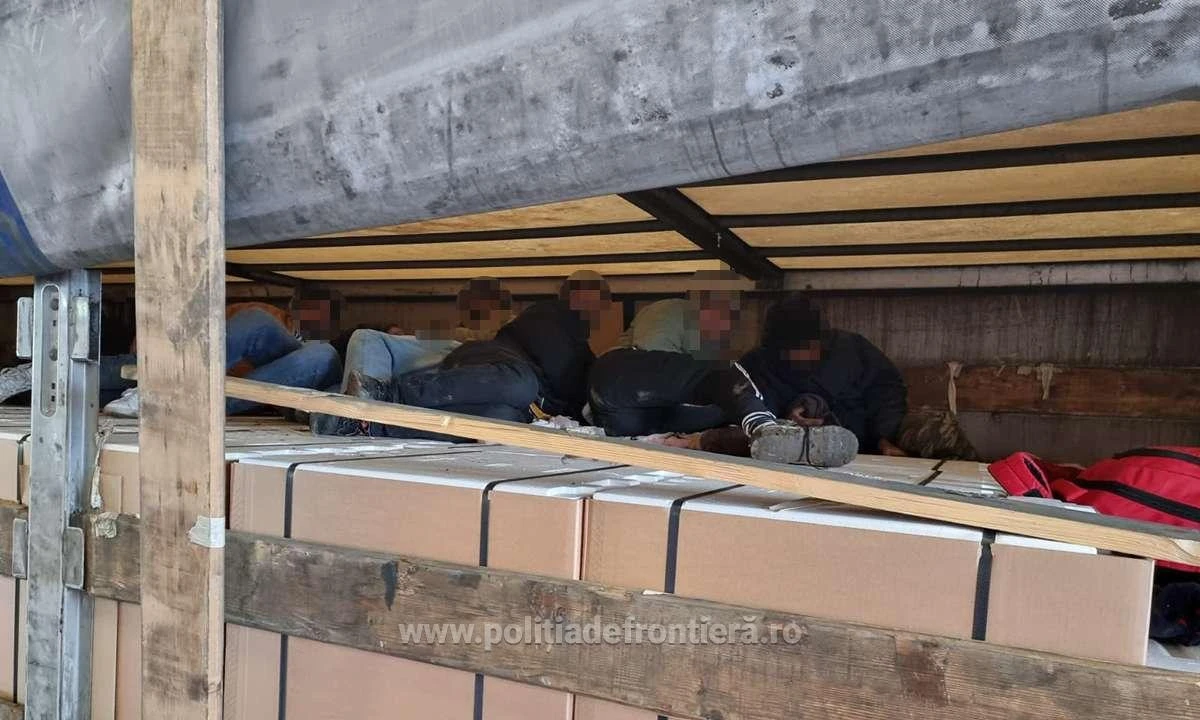 Unsprezece cetăţeni asiatici, depistaţi ascunși în portbagajul unui autoturism şi remorca unui TIR, la frontieră