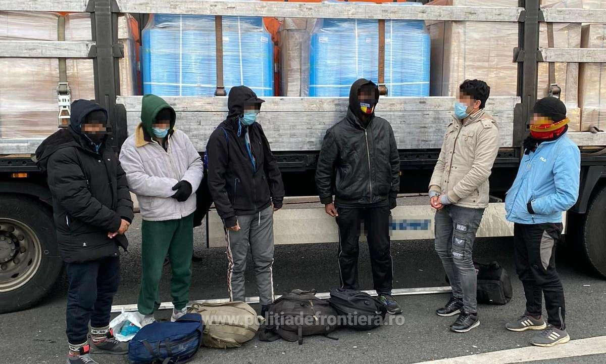 Unsprezece cetăţeni din Afganistan, depistați ascunşi în două TIR-uri  la PTF Nădlac II