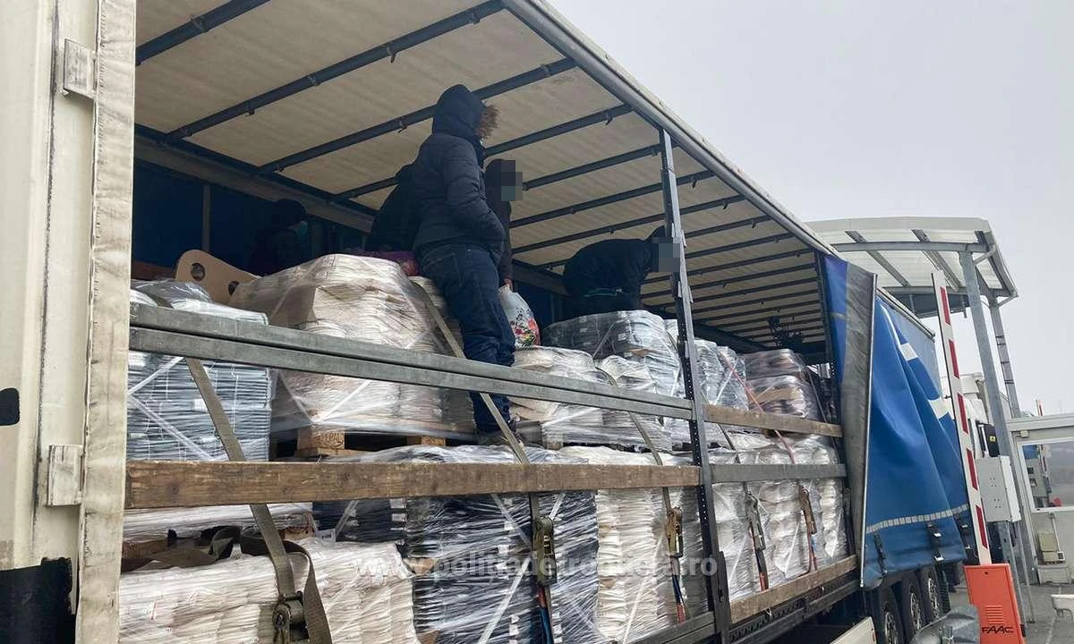 Unsprezece tineri din Afganistan, depistați ascunşi în două TIR-uri la PTF Nădlac II
