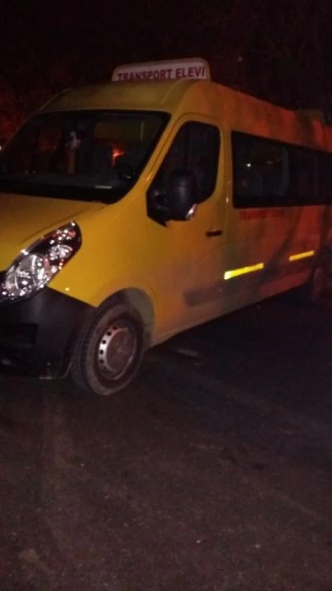 Unul dintre microbuzele care au transportat ilegal liberali la miting a fost oprit în trafic