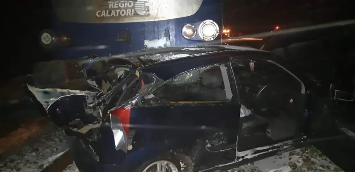 (UPDATE) Accident feroviar la Zimandu Nou. Un autoturism a fost lovit de tren