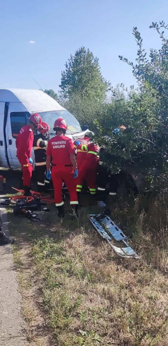 (UPDATE) Accident grav la iesirea din Lipova spre Ususău. Un bărbat a decedat