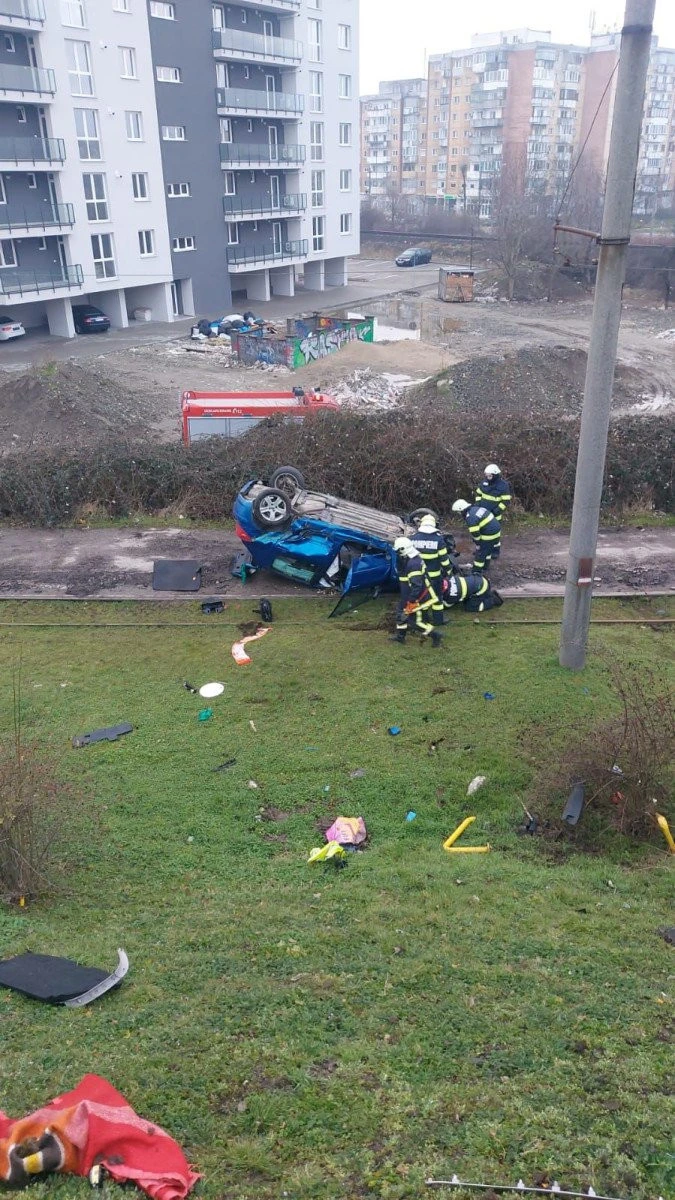 (UPDATE) Accident rutier în Micălaca. O mașină a căzut de pe pod