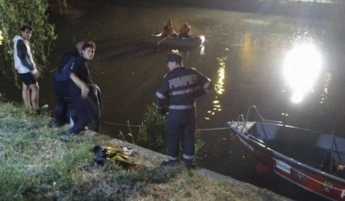 (UPDATE) Barcă cu 12 oameni, printre care şi copii, răsturnată în râul Mureş. Căutări disperate ale ISU Arad și ISU Timiș