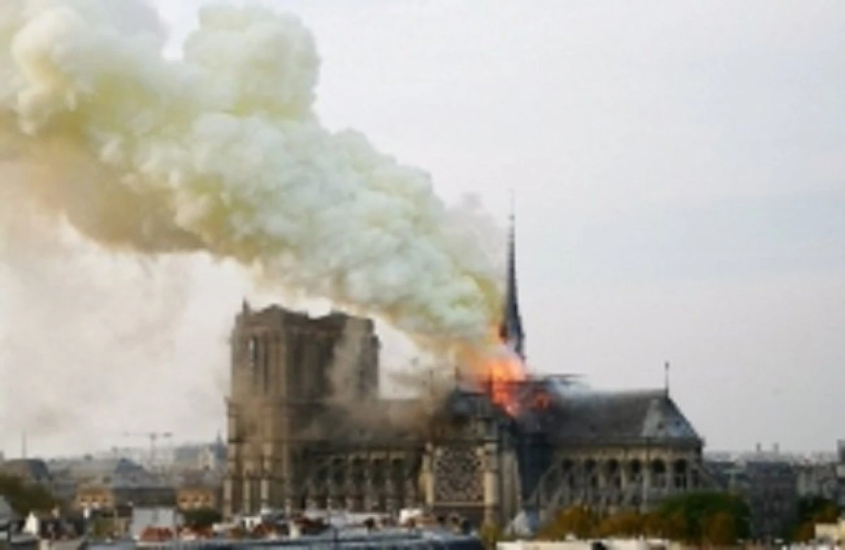 (Update) Catedrala Notre-Dame din Paris, cuprinsă de flăcări. Acoperișul s-a prăbușit