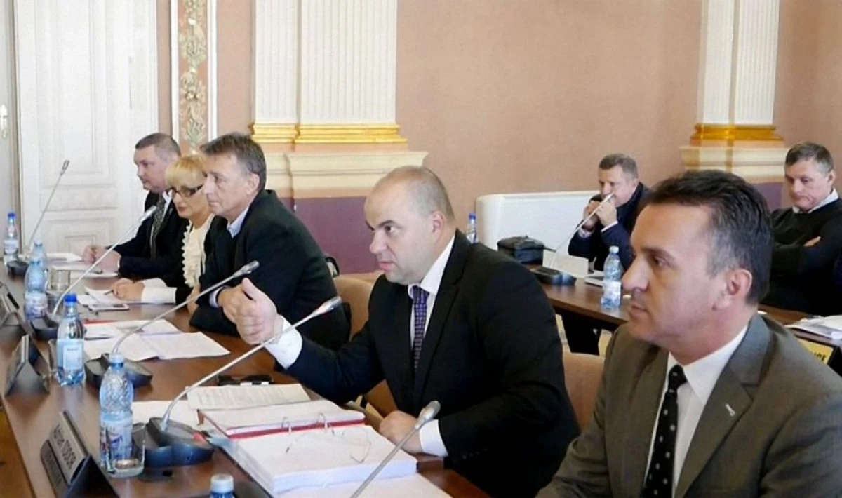 (UPDATE) DE LUNI SE RIDICĂ GUNOIUL. CONSILIERII PSD AU VOTAT PRELUNGIREA CONTRACTULUI