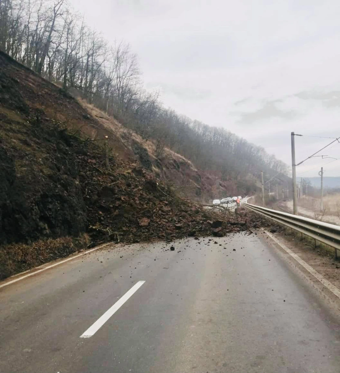 (UPDATE) DN7 Arad - Deva este blocat din cauza pământului care a căzut de pe un versant