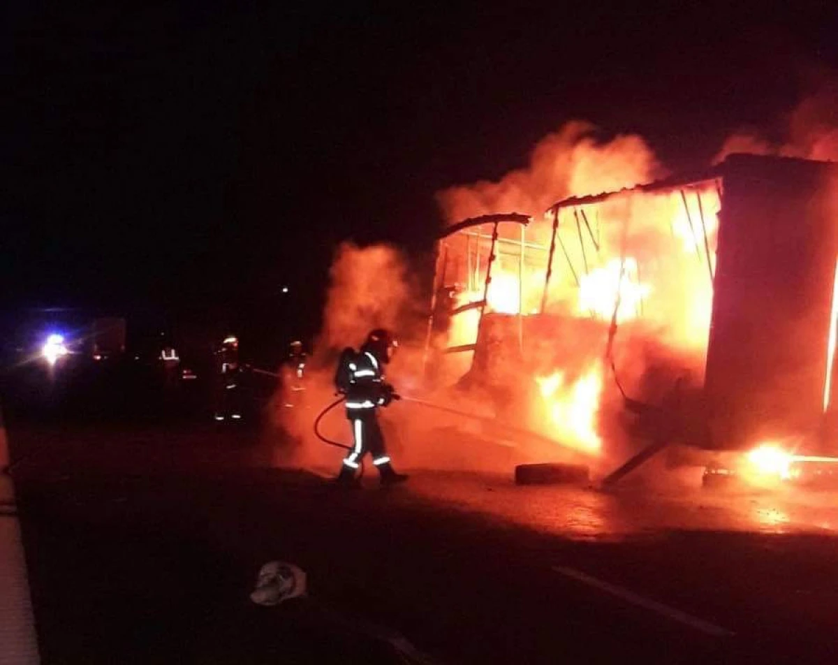 (UPDATE) Incendiu pe autostrada Arad - Timișoara. Traficul a fost oprit