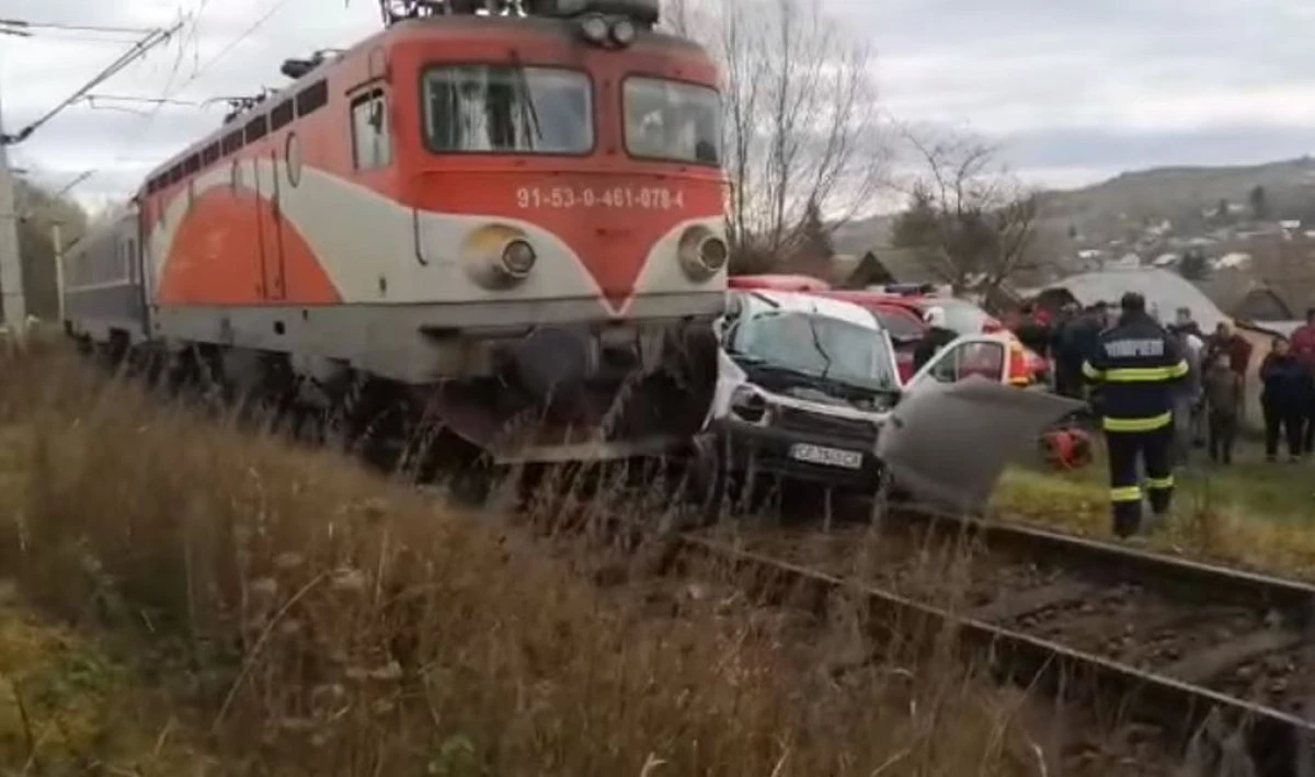 (UPDATE) Mașină lovită de tren în Aradul Nou! Un bărbat este încarcerat