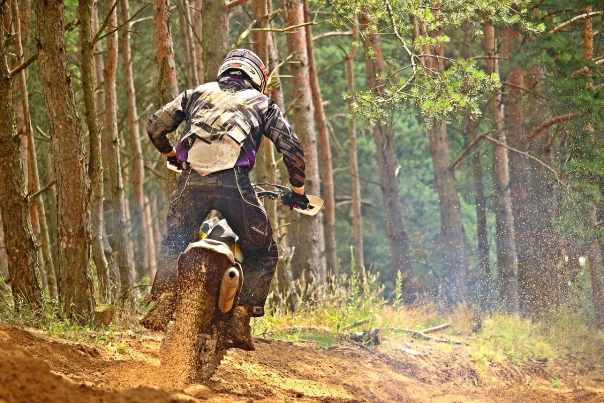 (UPDATE) Misiune de căutare între Văsoaia și Bârzava. Doi motocicliști au fost dat dispăruți