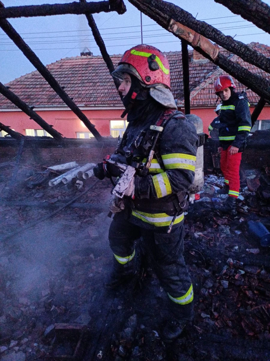 (UPDATE) O casă din Șicula a luat foc. Alte imobile din zonă sunt în pericol