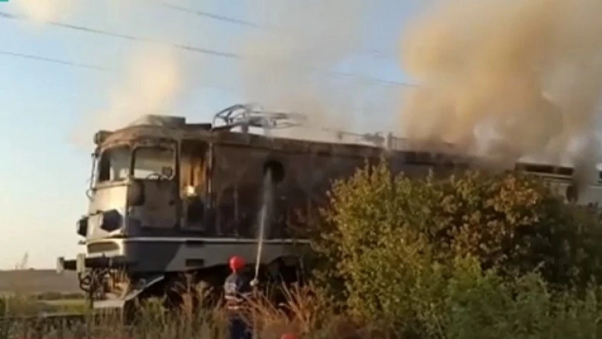 (UPDATE) O locomotivă a luat foc între staţiile Şag şi Vinga. Traficul feroviar a fost oprit