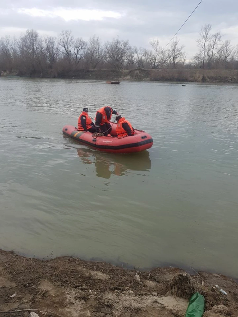 (Update) Pompierii arădeni caută un bărbat care s-a aruncat în Mureș, de pe un pod plutitor