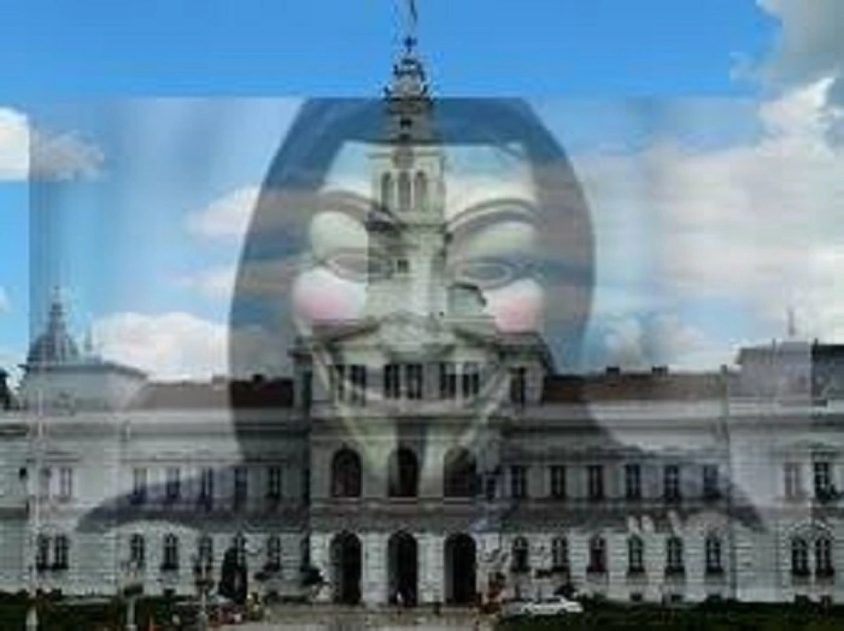 (UPDATE) Un arădean cu mască Anonymous l-a amenințat pe Falcă și l-a atacat pe paznicul primăriei