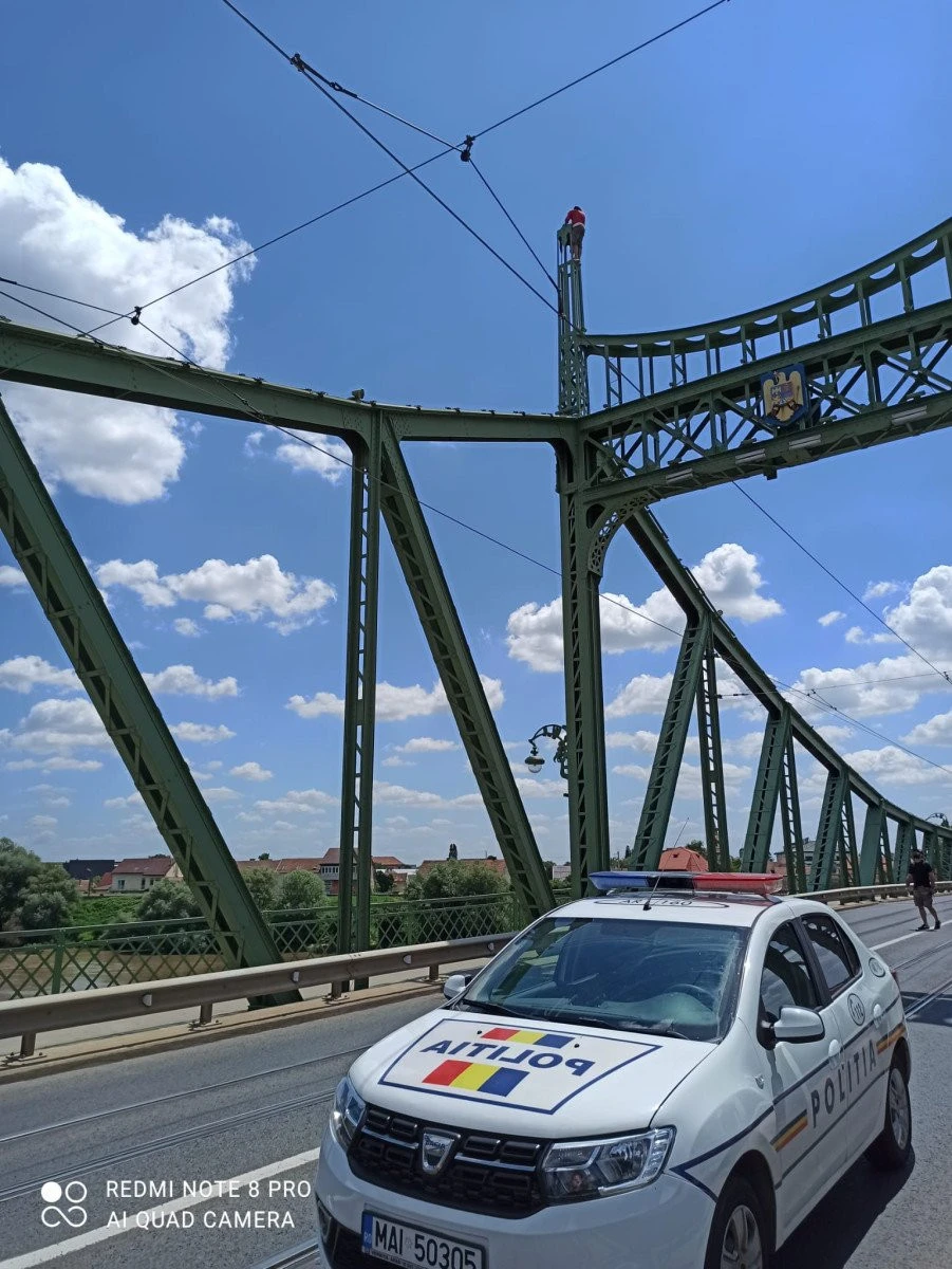 (UPDATE) Un bărbat amenință că se aruncă de pe podul Aradul Nou