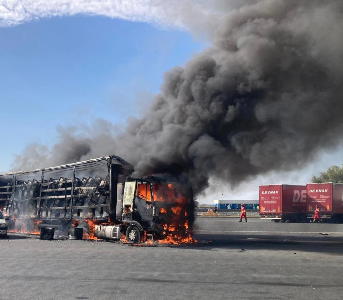 (UPDATE) Un TIR a luat foc pe A1, în apropierea vămii Nădlac