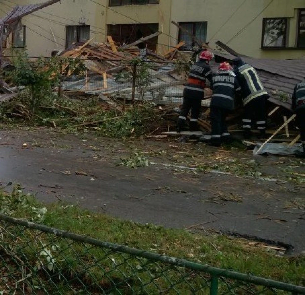 „Uraganul” de vineri seara a lovit Staţiunea pentru Creşterea Bovinelor din Arad